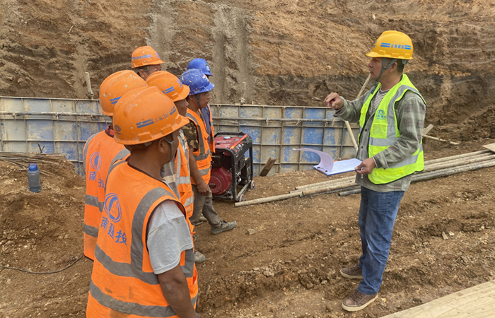 1696831573321333.jpg (小圖)孔德暑:對施工班組進行安全技術(shù)交底.jpg